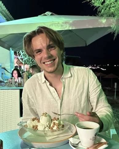 Mikkel Vastila uden for kontoret